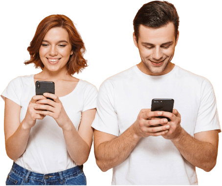 Imagen de un chico y chica jovenes mirando moviles