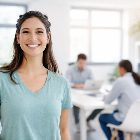 Chica en primer plano en un entorno de trabajo