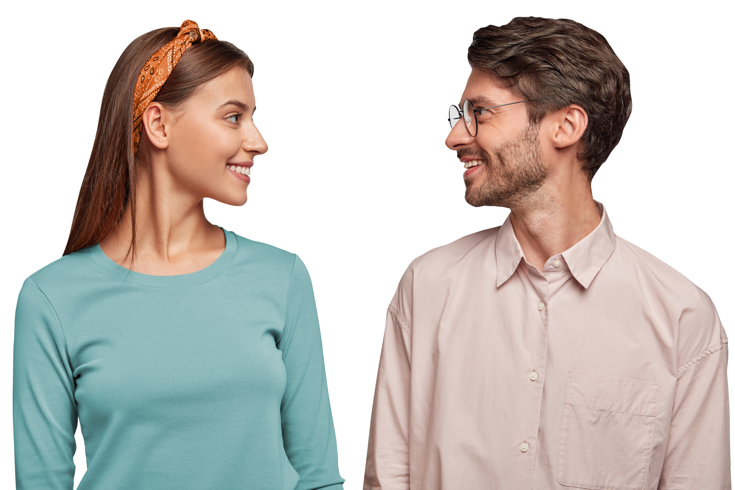 Chico y chica mirándose a la cara