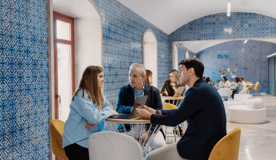 Imagen de las instalaciones y el personal de la empresa reunido