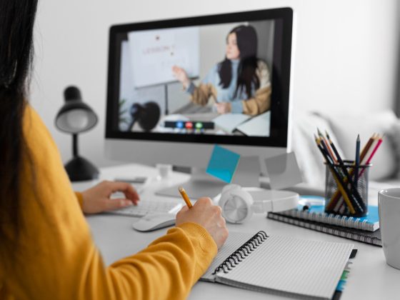 Chica estudiando en una formación