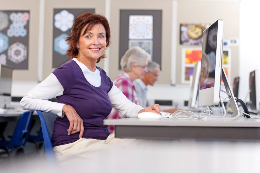 Mujer sonriente en un ordenador
