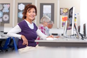 Mujer sonriente en un ordenador