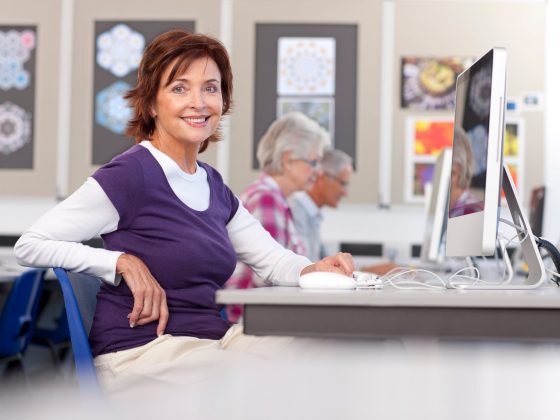 Mujer sonriente en un ordenador
