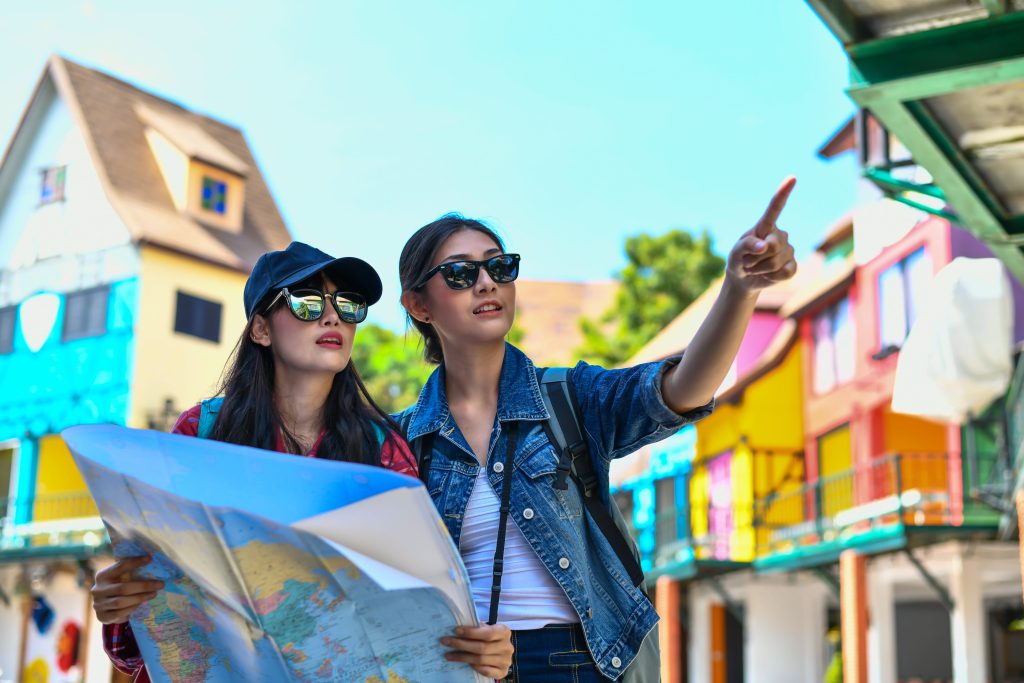 dos mujeres con un mapa