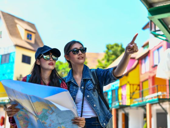 dos mujeres con un mapa