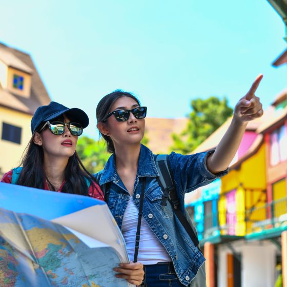 dos mujeres con un mapa