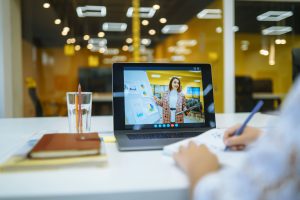 Imagen de un curso online en una tablet