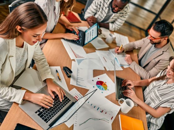 Grupo de trabajo en una oficina