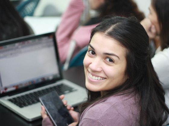 chica sonriente frente al ordenador