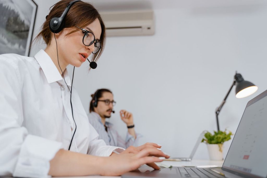 trabajadora realizando llamadas de teleasistencia