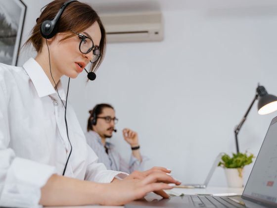 trabajadora realizando llamadas de teleasistencia