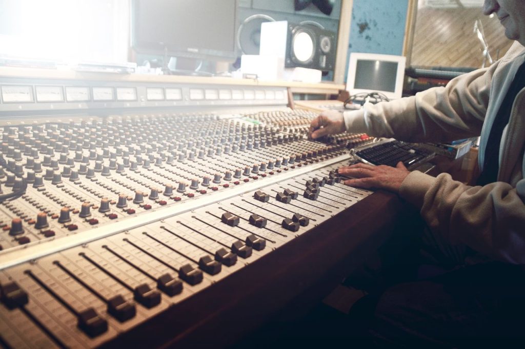 técnico de sonido trabajando