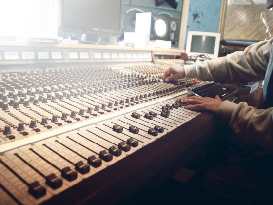 técnico de sonido trabajando