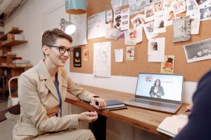 Profesora de inglés en un curso