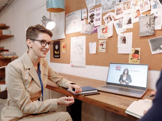 Profesora de inglés en un curso