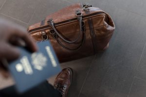 Imagen de una maleta y un pasaporte