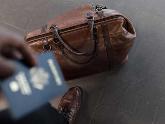 Imagen de una maleta y un pasaporte