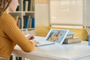 mujer realizando curso en aula virtual
