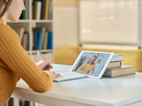mujer realizando curso en aula virtual