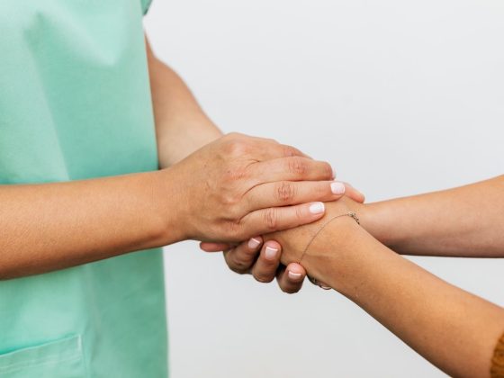 Profesional de la salud ayudando a un paciente